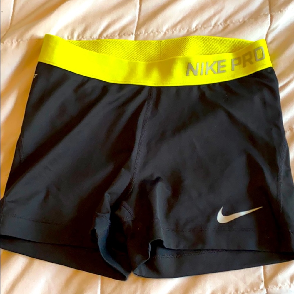 Women’s Medium Nike Pro Shorts
